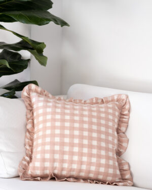 Funda Cojín 50x50 con volante Vichy rosa